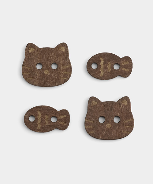 71-775 고양이 물고기 나무단추 세트_브라운